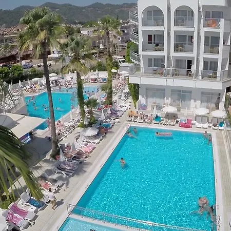 Club Atrium & فندق