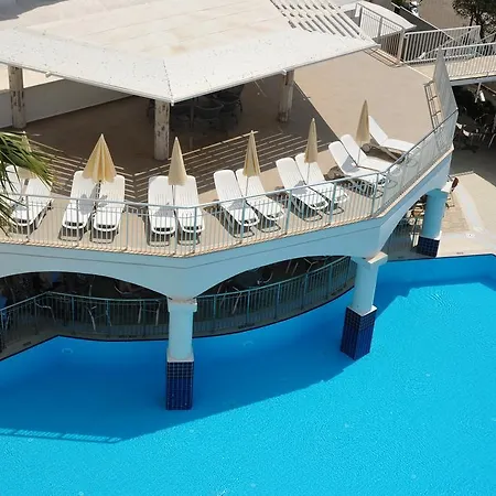 Club Atrium & فندق مرمريس