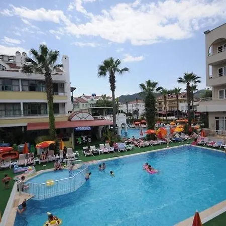 Club Atrium & فندق